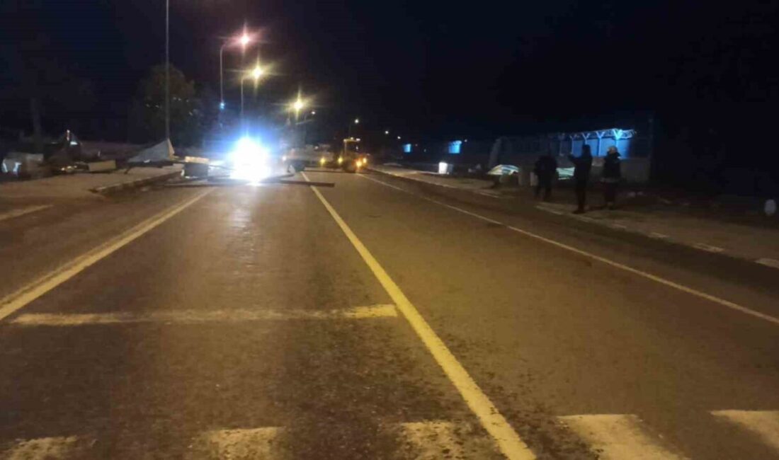 Konya’nın Seydişehir ilçesinde etkili olan rüzgar nedeniyle bazı binaların çatıları