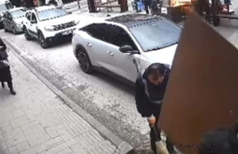 Ordu’nun Ünye ilçesinde şiddetli rüzgar nedeniyle bir avukatlık ofisine ait