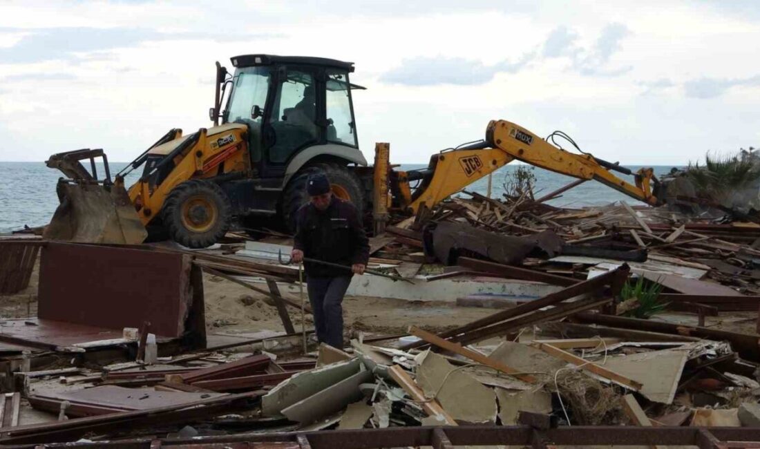 Antalya’nın Manavgat ilçesinde Side büyük plajda bulunan 15 günübirlik işletme