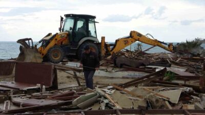 Antalya’nın Manavgat ilçesinde Side büyük plajda bulunan 15 günübirlik işletme