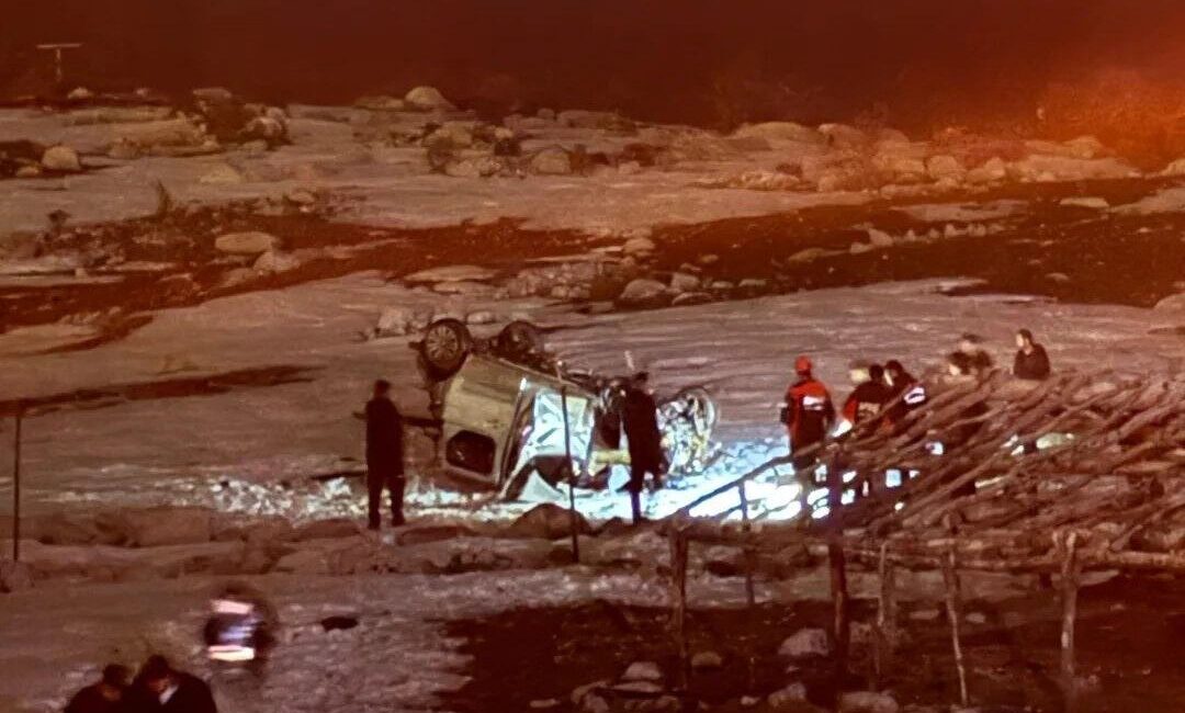 Siirt’te hafif ticari aracın takla attığı kazada sürücü ağır yaralandı.