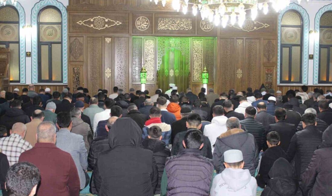 Siirt’te vatandaşlar Ramazan ayının ilk teravih namazını kılmak için saf