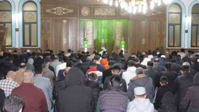 Siirt’te vatandaşlar Ramazan ayının ilk teravih namazını kılmak için saf