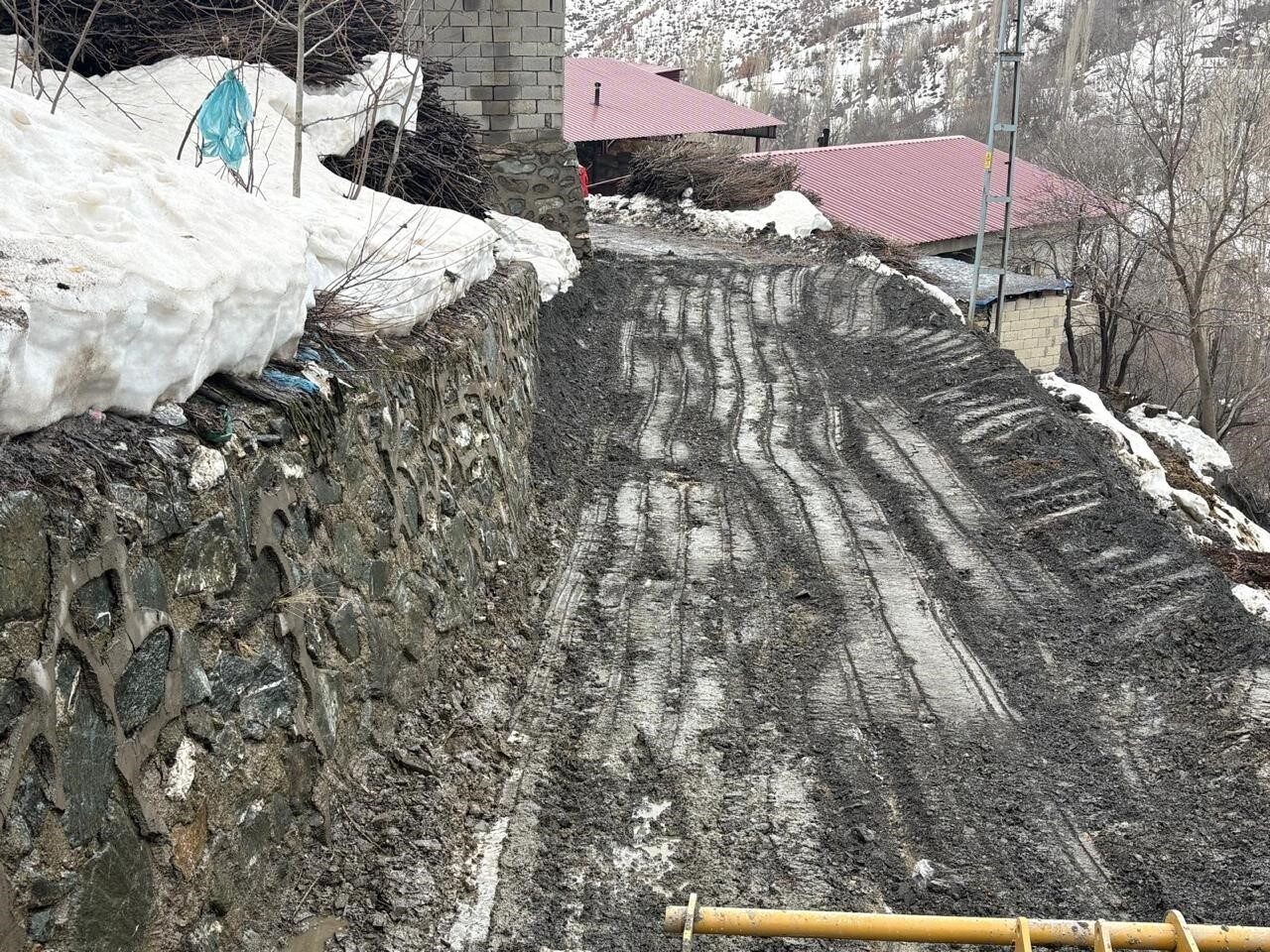 Siirt’te sağanak yağışta meydana gelen heyelan ve kaya düşmeleri sonucu