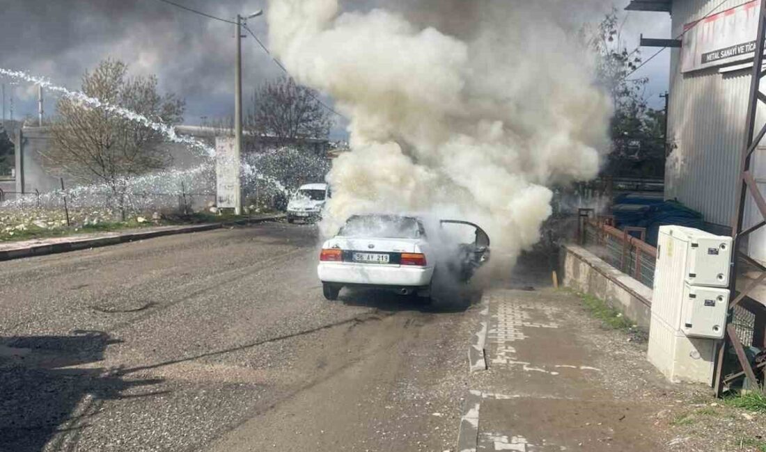 Siirt’te seyir halindeki bir otomobilde çıkan yangın ekiplerin müdahalesi ile