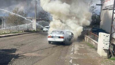 Siirt’te seyir halindeki bir otomobilde çıkan yangın ekiplerin müdahalesi ile