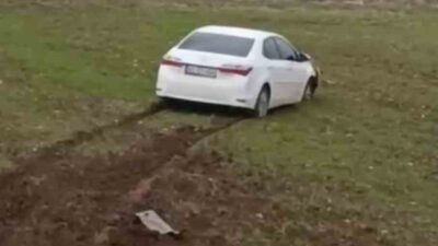 Siirt’in Kurtalan ilçesinde sürücüsünün direksiyon hâkimiyetini kaybettiği otomobil, yoldan çıkarak