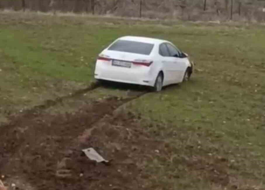 Siirt’in Kurtalan ilçesinde sürücüsünün direksiyon hâkimiyetini kaybettiği otomobil, yoldan çıkarak