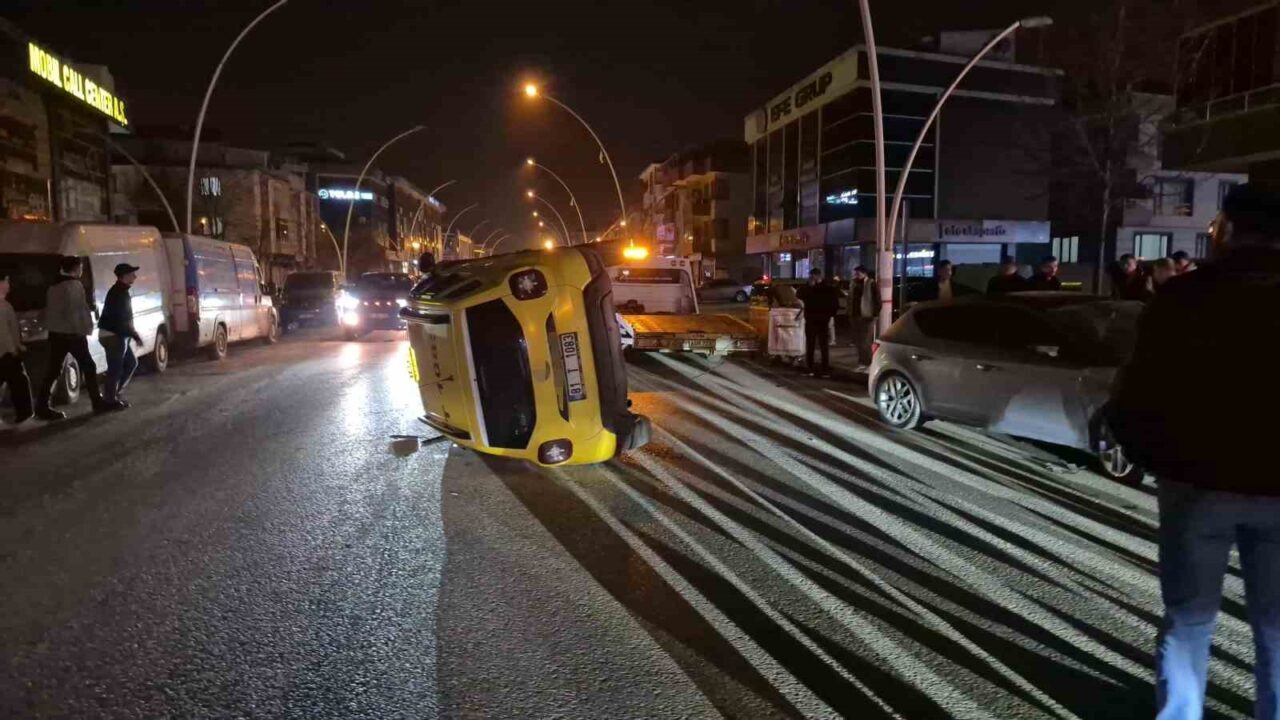 Düzce’de sıkışan trafikte ilerlemeye çalışan ticari taksi, park halindeki otomobile