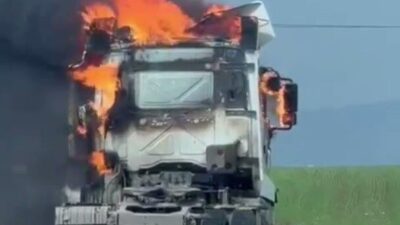 Şırnak’ın Silopi ilçesinde alev alev yanan tır kullanılamaz hale geldi.