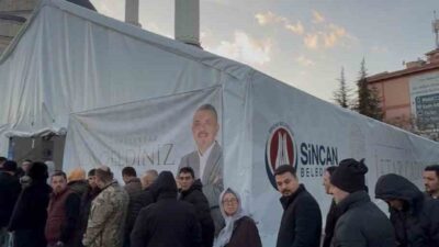 Sincan Belediye Başkanı Murat Ercan, ilk iftarını belediye çadırında vatandaşlarla