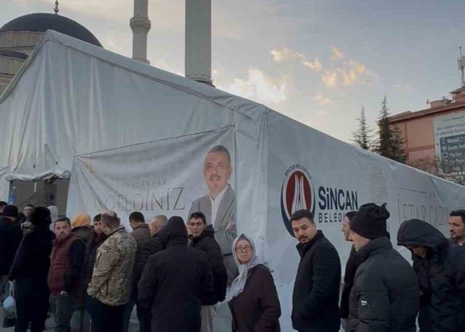 Sincan Belediye Başkanı Murat Ercan, ilk iftarını belediye çadırında vatandaşlarla