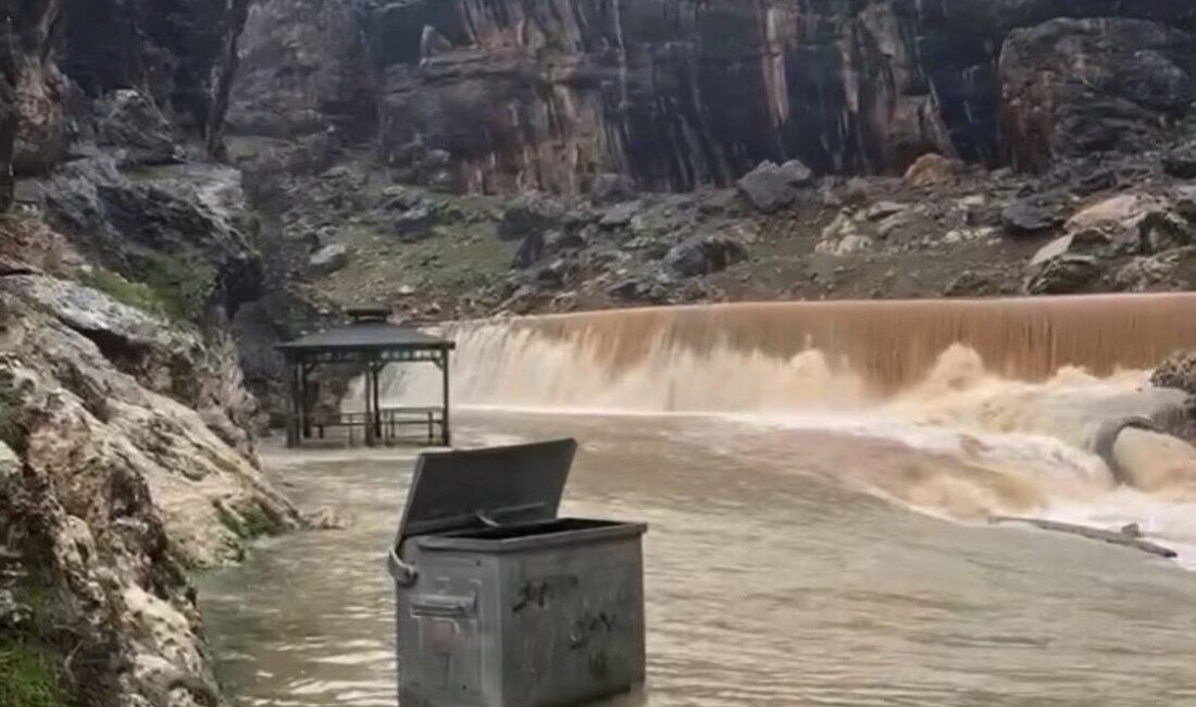 Diyarbakır’ın Çermik ilçesindeki Sinek Çayı’nın su seviyesi kar ve yağmur
