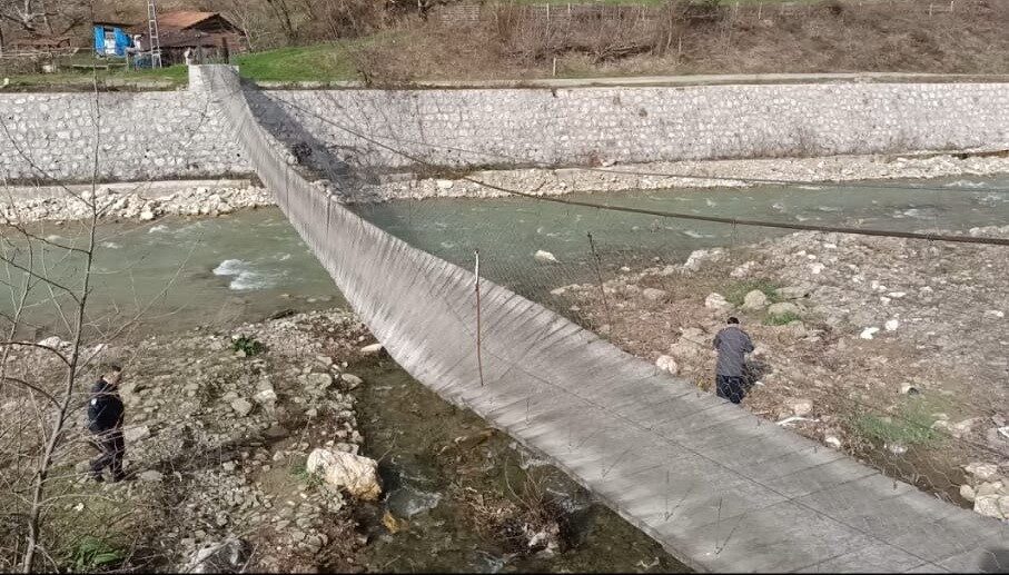 Sinop’un Erfelek ilçesinde fırtınada yan yatan asma köprüden düşen biri