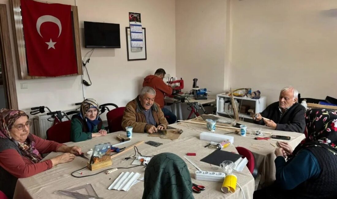 Sinop’ta huzurevi sakinleri için düzenlenen el işi etkinliğinde ceviz kabuklarından