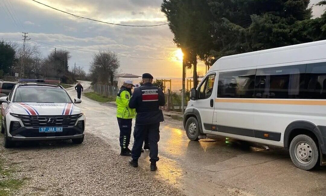 Sinop’ta jandarma ekiplerince okul çevrelerinde huzur ve güven uygulaması gerçekleştirildi.