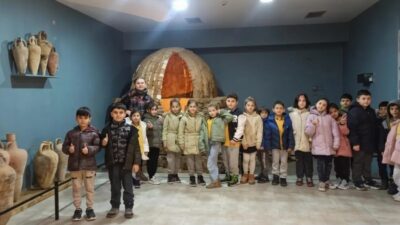 Sinop Atatürk İlkokulu 2-B sınıfı öğrencileri, öğretmenleri eşliğinde düzenlenen müze