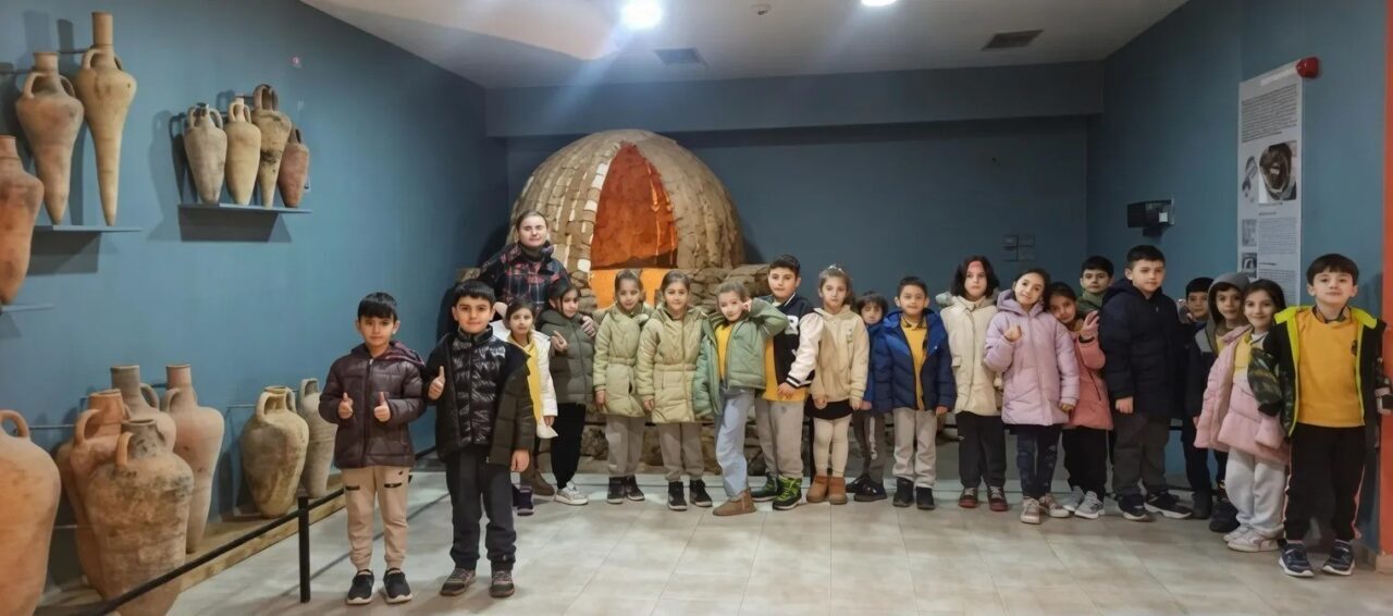 Sinop Atatürk İlkokulu 2-B sınıfı öğrencileri, öğretmenleri eşliğinde düzenlenen müze