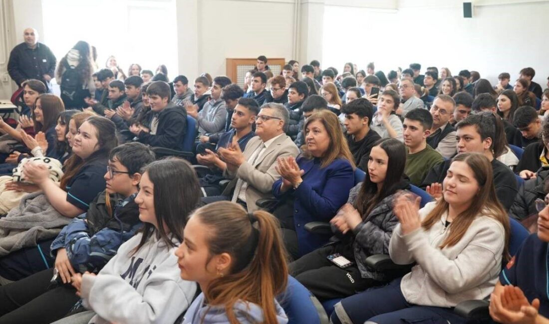 Sinop’ta “Geleceğin Liderleri Yetişiyor” projesi kapsamında düzenlenen münazara etkinliği yoğun