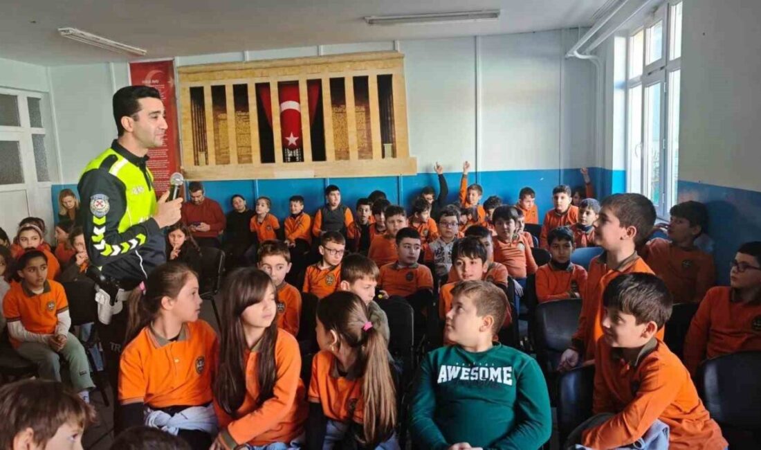 Sinop’ta polis ekiplerince ilkokul öğrencilerine yönelik trafik eğitimi düzenlendi. Trafik