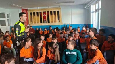 Sinop’ta polis ekiplerince ilkokul öğrencilerine yönelik trafik eğitimi düzenlendi. Trafik