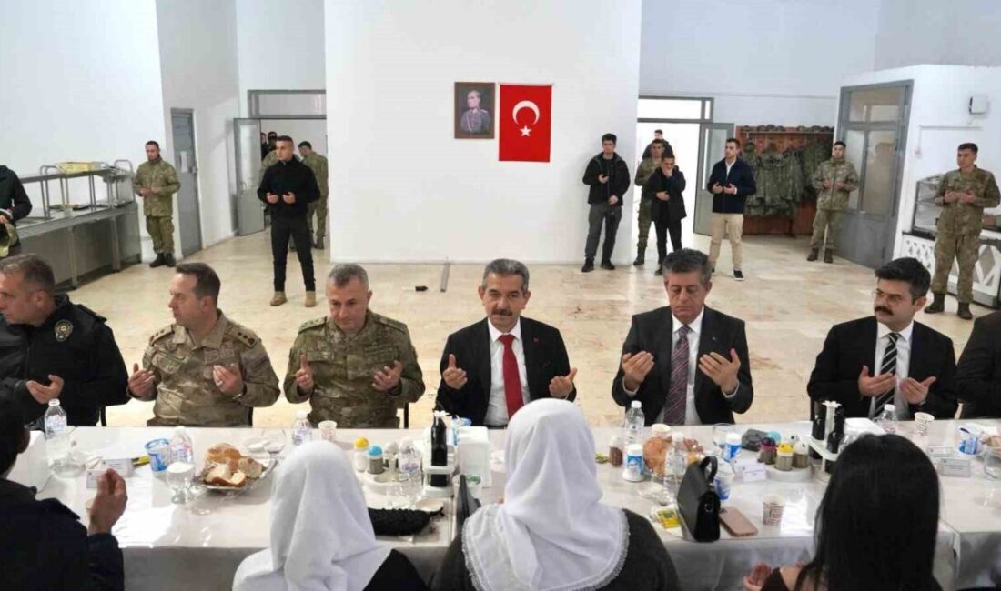 Şırnak protokolü, şehit aileleri ve gazilerle iftar sofrasında buluştu. Şırnak