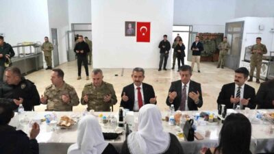 Şırnak protokolü, şehit aileleri ve gazilerle iftar sofrasında buluştu. Şırnak