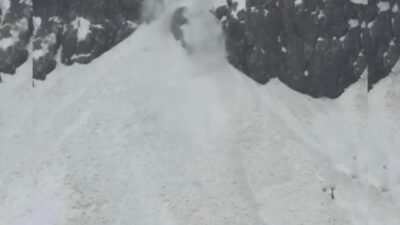 Şırnak’ın Beytüşşebap ilçesinde çığ düşme anları cep telefonu kamerasına yansıdı.