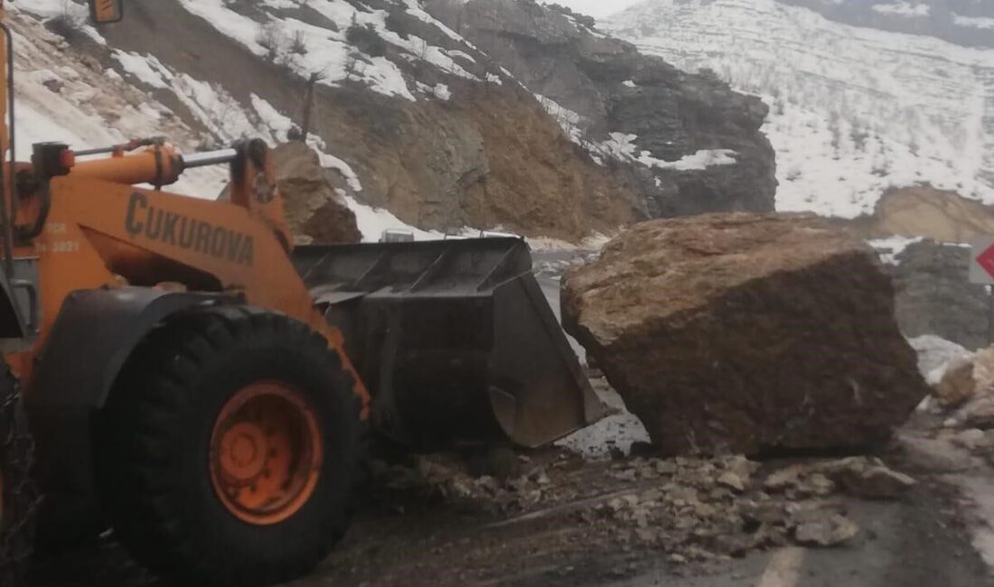 Şırnak’ın Beytüşşebap ilçesinde dev kaya parçaları yola düştü. Ölen ya