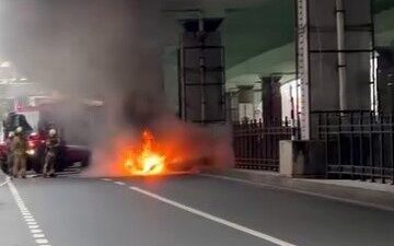 İstanbul Şişli’de seyir halindeyken motor kısmından alev alan otomobil, itfaiyenin