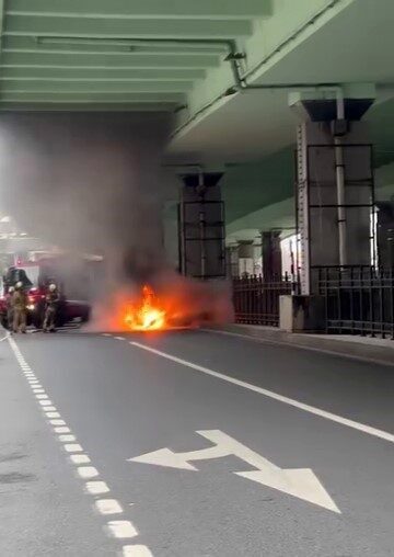 İstanbul Şişli’de seyir halindeyken motor kısmından alev alan otomobil, itfaiyenin
