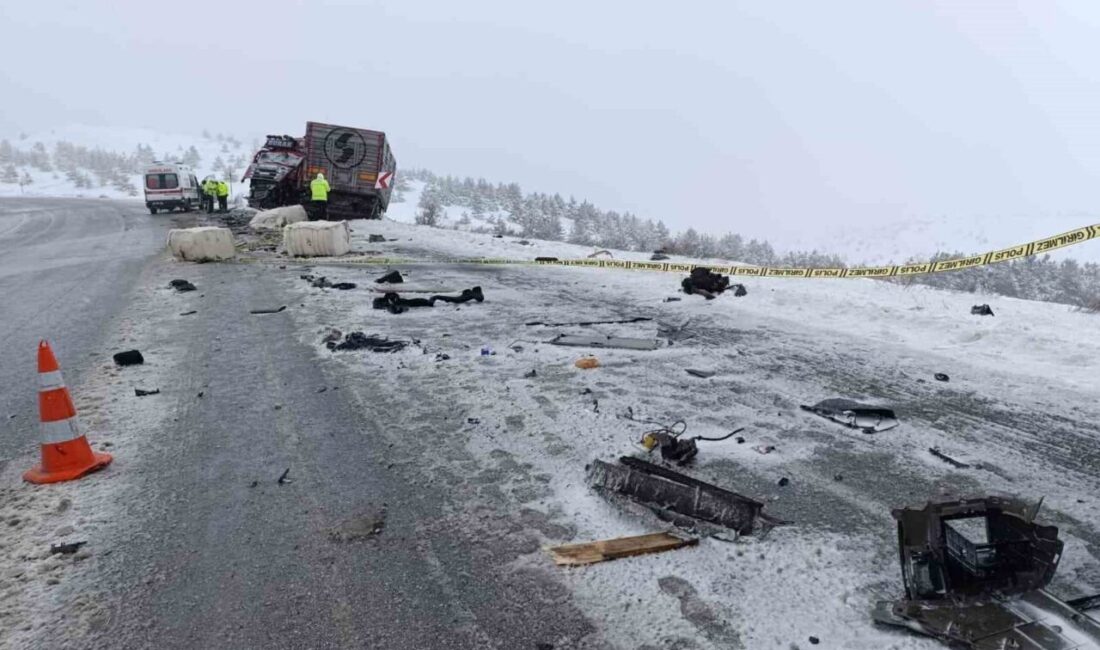 Sivas’ta 2 tırın kafa kafaya çarpıştığı trafik kazasında 1 kişi
