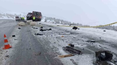 Sivas’ta 2 tırın kafa kafaya çarpıştığı trafik kazasında 1 kişi