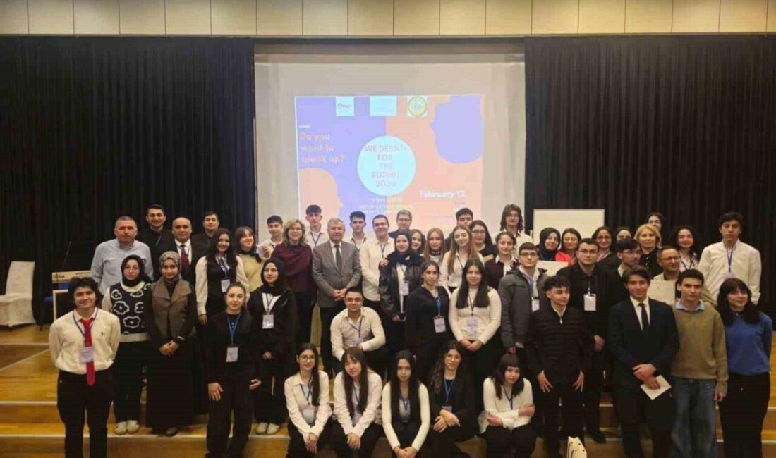 Sivas’ta 18 okul takımının katılımıyla düzenlenen liseler arası münazara yarışması