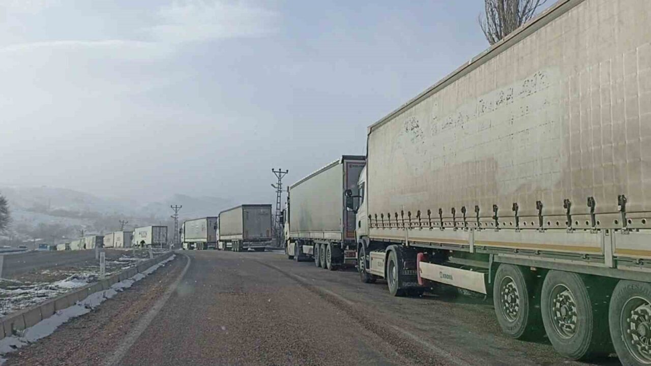 Sivas’ta etkili olan yoğun kar yağışı ve tipi ulaşımda aksamalara