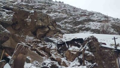 Sivas’ın Zara ilçesinde yamaçtan kopan kaya parçaları hem köy yoluna