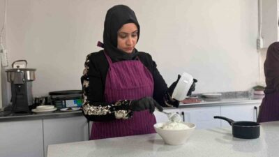 Şanlıurfa’nın Siverek ilçesinde Halk Eğitim Merkezi bünyesindeki aşçılık kursuna katılan