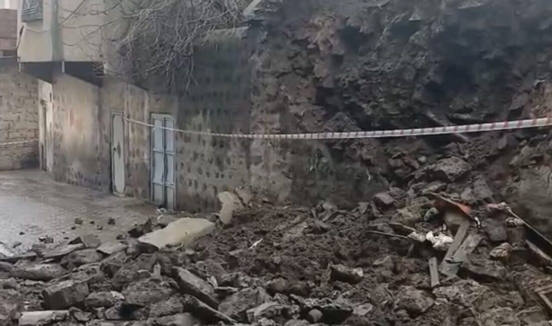 Şanlıurfa’nın Siverek ilçesinde toprak damlı metruk bir evin duvarı çöktü.