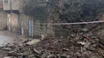 Şanlıurfa’nın Siverek ilçesinde toprak damlı metruk bir evin duvarı çöktü.
