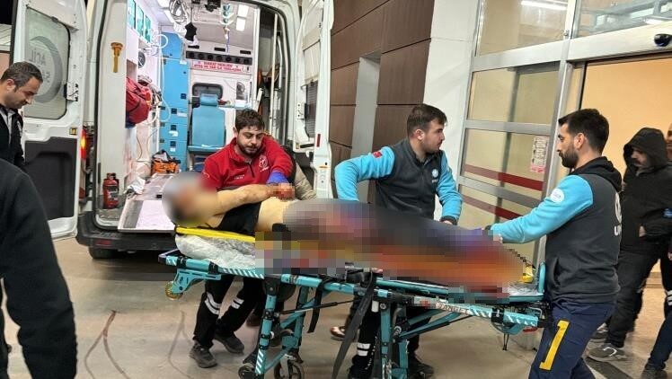 Adıyaman’da sokak ortasında bıçaklanan 1 kişi ağır yaralandı. Edinilen bilgilere