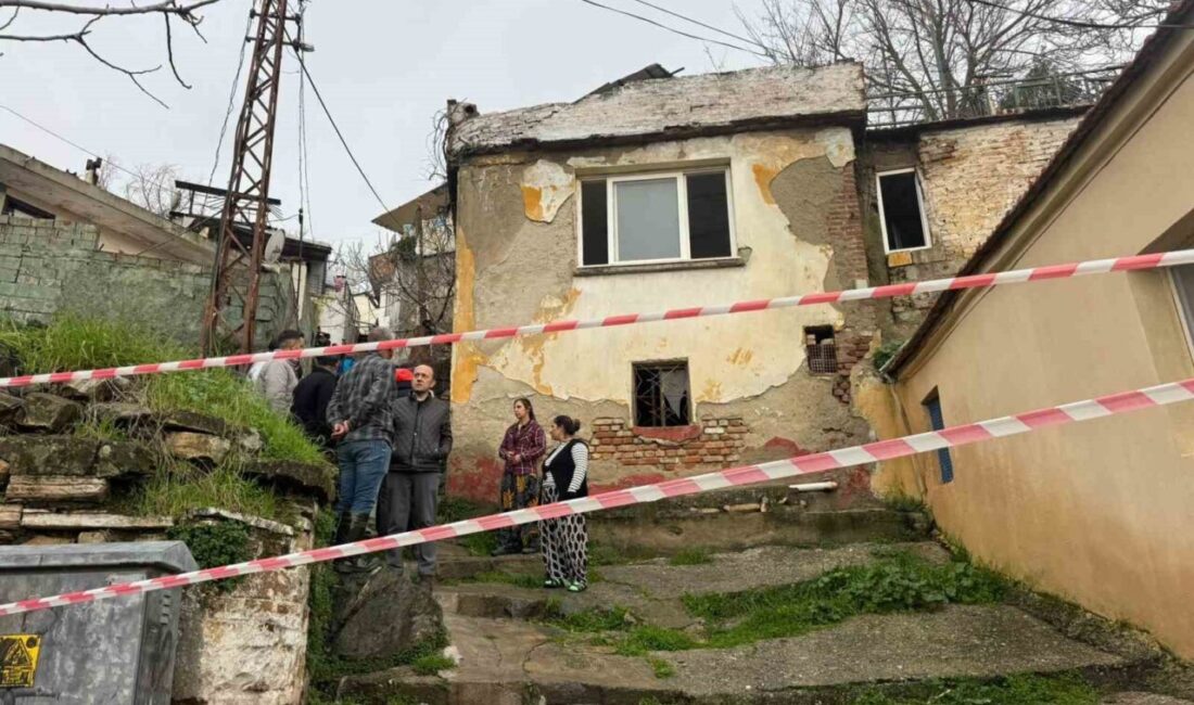 Aydın’ın Söke ilçesinde yağışalar dolayısıyla yumuşayan ve çatlaklar oluşan müstakil