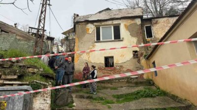 Aydın’ın Söke ilçesinde yağışalar dolayısıyla yumuşayan ve çatlaklar oluşan müstakil