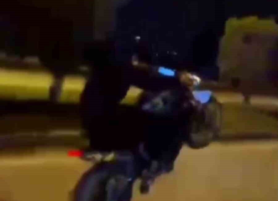 Hatay’da motosikletle akrobatik hareketler yapan ve görüntüleri sosyal medyada paylaşan