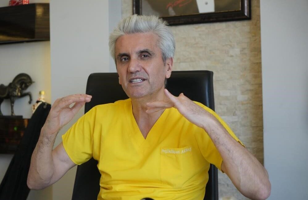 Estetik ve Plastik Cerrahi Uzmanı Prof. Dr. Hayati Akbaş, sosyal