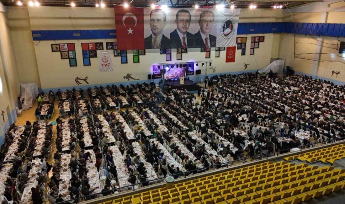 Çorum’un Sungurlu ilçesinde düzenlenen iftar programında yaklaşık 2 bin kişi