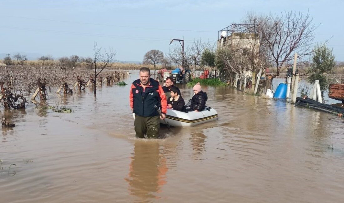 Manisa’da etkili olan sağanak yağış hayatı olumsuz etkiledi. Şehzadeler ilçesinde