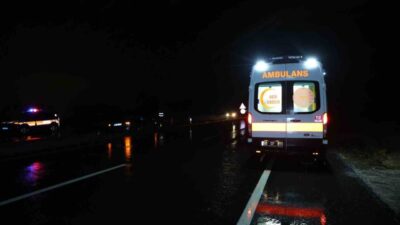 Nevşehir’de yolda biriken su birikintisine giren otomobil kontrolden çıkarak refüje