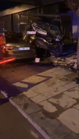 Sultanbeyli’de sabaha karşı kontrolden çıkan bir otomobil, önce bir yayaya