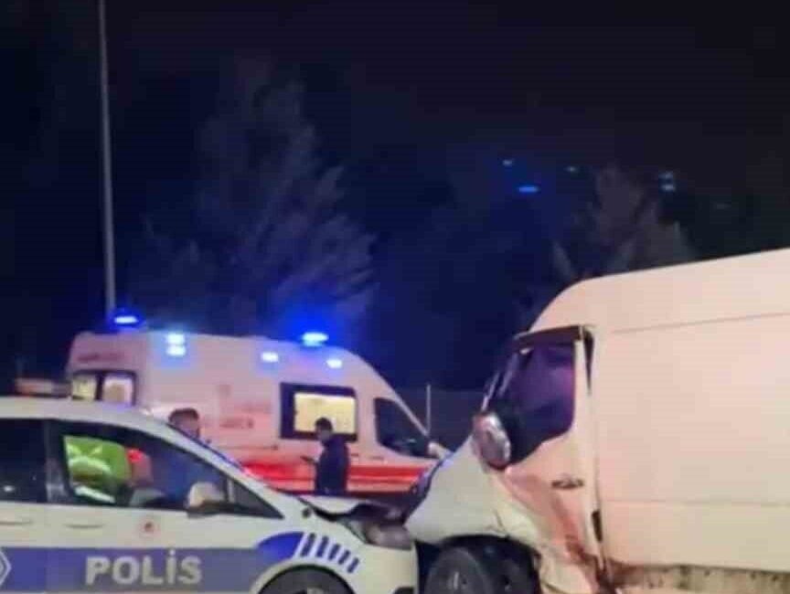 Sultanbeyli’de polis aracı ile bir otomobilin çarpışması sonucu meydana gelen