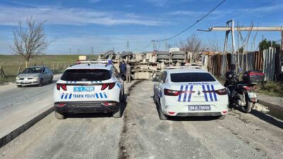 İstanbul Sultangazi’de hazır beton taşıyan beton mikseri devrildi, kazada sürücü